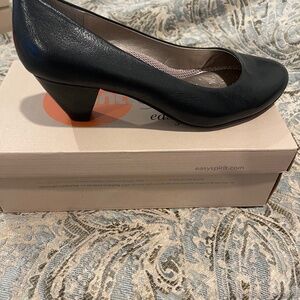 Pretty Navy blue leather size 9M  Easy Spirit pumps/heels.  New, never worn.